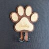 crochet-patte-de-chien-personnalise-bois-teint-t3-signature